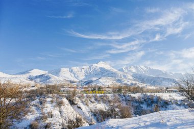 Kışın Özbekistan 'ın Chimgan köyü. Tien Shan dağ sistemi