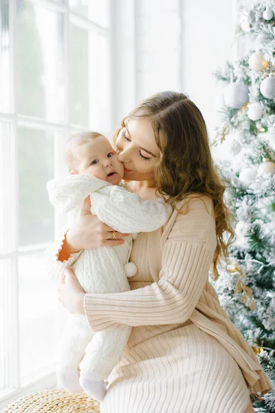 Mãe Família Feliz Bebê Perto Árvore Natal Janela Inverno Retrato — Fotografia de Stock