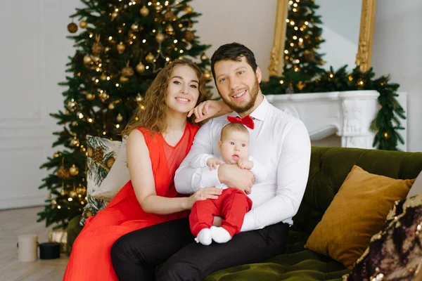 Çocuklu Mutlu Bir Aile Süslü Bir Noel Ağacının Yanındaki Sandalyede — Stok fotoğraf