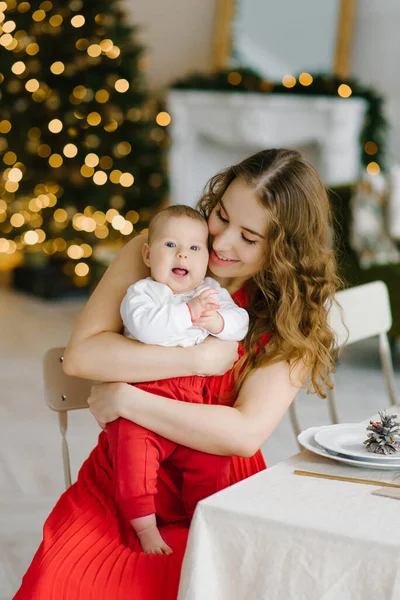 Uma Jovem Mãe Feliz Vestido Vermelho Segura Seu Filho Seus — Fotografia de Stock