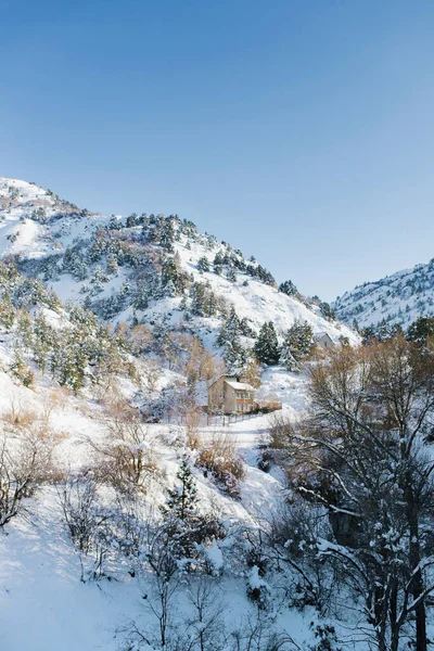 Hermosas Montañas Roca Cubiertas Nieve Invierno Clima Soleado Uzbekistán Cerca — Foto de Stock