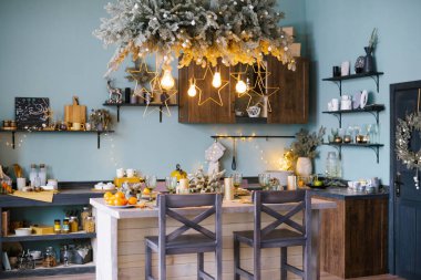 Noel kutlaması için dekore edilmiş mutfağın içi.