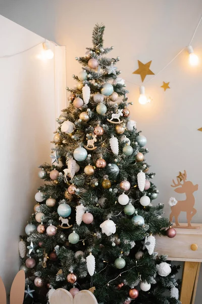 Bela Árvore Natal Com Brinquedos Rosa Azul Quarto Das Crianças — Fotografia de Stock