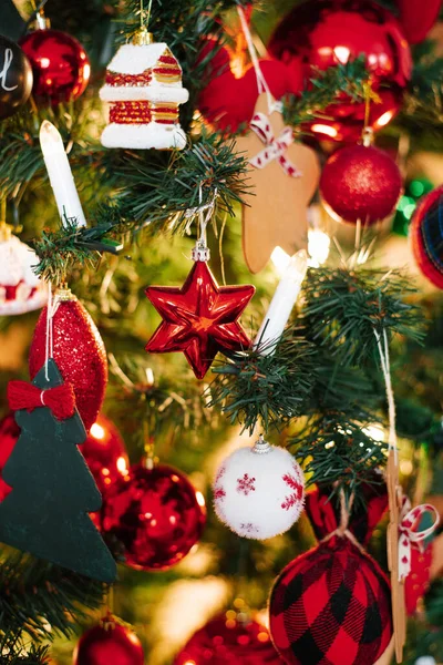 Kerst Achtergrond Van Rode Witte Kerstboom Speelgoed Brandende Lichten Boom — Stockfoto