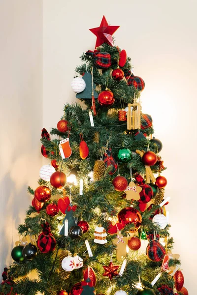 Árvore Natal Com Brinquedos Vermelhos Verdes Fundo Parede Leve — Fotografia de Stock