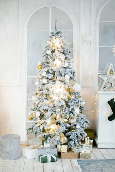 雅致美丽的银色圣诞树 经典客厅里挂着金白相间的气球 — 图库照片
