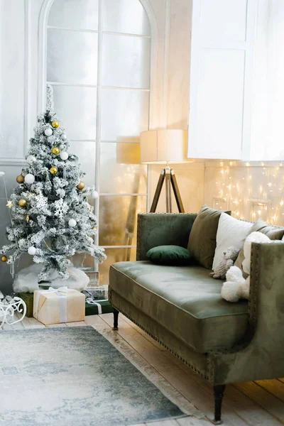 Süslü Noel ağacı olan bir oturma odası.