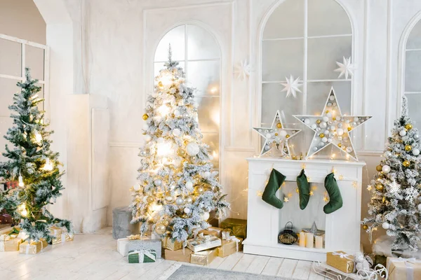 Яскрава Затишна Вітальня Великою Елегантною Ялинкою Прикрашена Різдво — стокове фото