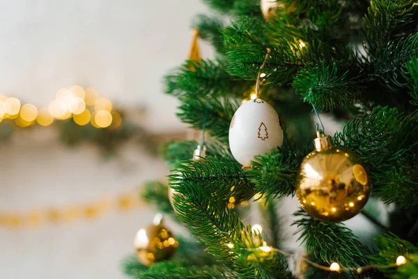 Árbol Navidad Está Decorado Con Juguetes Bolas Oro Huevos Blancos — Foto de Stock