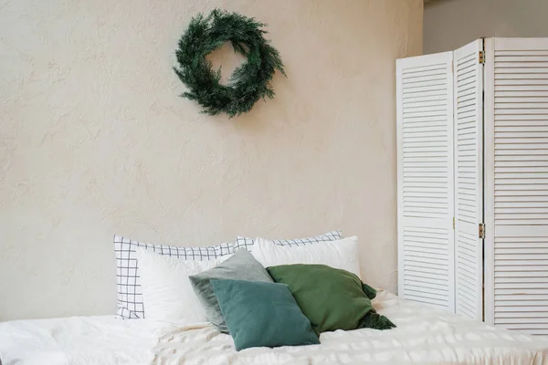 寝室のクリスマスの装飾と北欧スタイルのインテリアの壁の花輪 — ストック写真