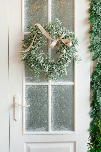 Piękny Stylowy Świąteczny Wieniec Satynową Kokardą Białych Drzwiach Domu — Zdjęcie stockowe