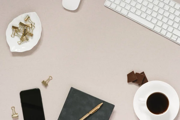 Escritorio Con Una Computadora Diario Con Bolígrafo Una Taza Café — Foto de Stock