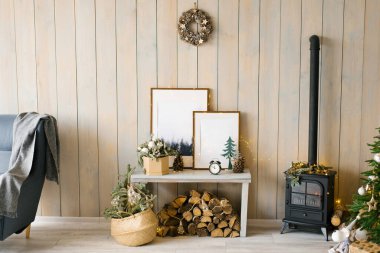 Kuzeydeki İskandinav tarzı bir dairede sıcak ve rahat bir ev.