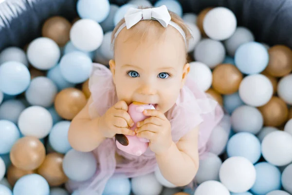 Ettårig Flicka Biter Tänderna Gnager Gummileksak Sitter Pool Med Färgglada — Stockfoto