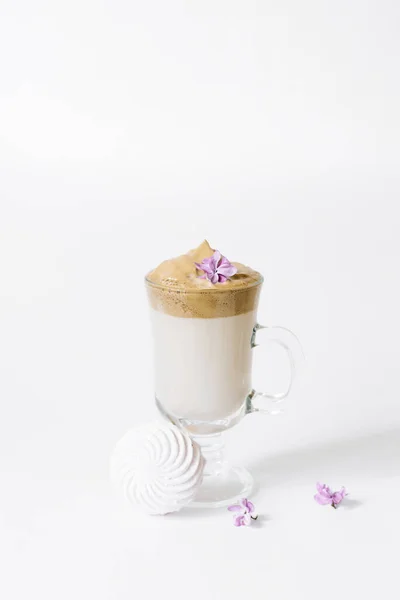 Bebida Tendenciosa Dalgon Café Caneca Café Lilás Marshmallow Fundo Branco — Fotografia de Stock