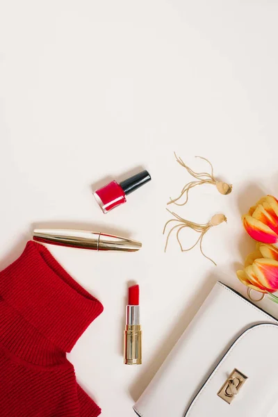 Kleidungs Und Kosmetikbloggerin Zum Valentinstag Und Ein Strauß Tulpen Kopierraum — Stockfoto