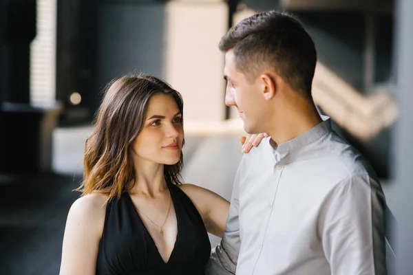 Retrato Jovem Casal Lindo Menina Olha Nos Olhos Seu Ente — Fotografia de Stock