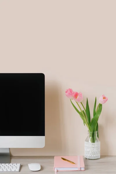 Sebuah Monitor Komputer Karangan Bunga Tulip Merah Muda Dan Sebuah — Stok Foto
