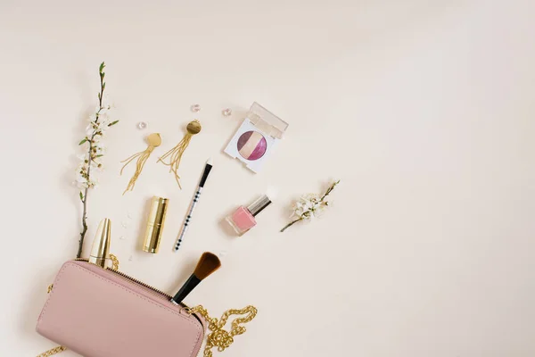 Bureau Pour Femme Avec Des Cosmétiques Qui Trouve Côté Sac — Photo