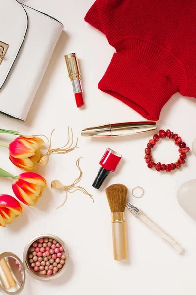 Kleidungs Und Kosmetikbloggerin Zum Valentinstag Und Ein Strauß Tulpen Ansicht — Stockfoto