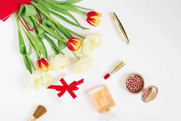 Rote Und Gelbe Tulpen Einer Roten Geschenktüte Kosmetik Und Geschenk — Stockfoto