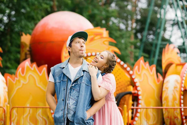 Glückliches Verliebtes Paar Hat Spaß Einem Vergnügungspark Und Isst Lutscher — Stockfoto