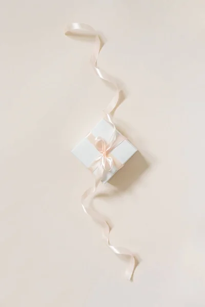 Caixa Presente Quadrado Embalado Papel Branco Fita Seda Enrolada Fundo — Fotografia de Stock