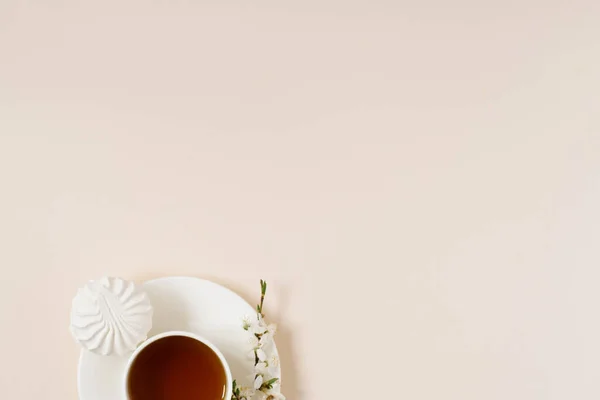 Kopje Zwarte Thee Met Marshmallows Lentebloemen Van Appelboom Beige Achtergrond — Stockfoto