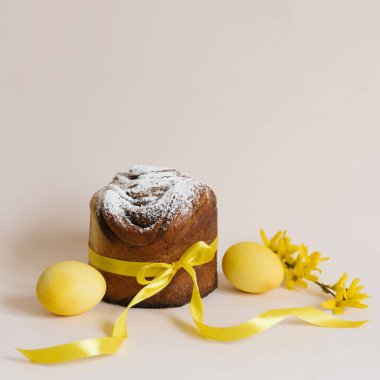 Paskalya pastası ve parlak sarı renkli yumurtalar, sarı fındık çiçekleri, şenlikli kompozisyon, Rus Ortodoks geleneği, seçici odaklanma