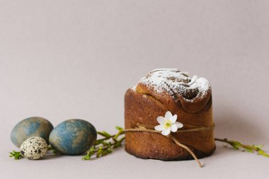 Paskalya pastası (Ortodoks Paskalya pastası), yumurta ve dal parçaları ve... Paskalya bayramı sahnesi. Masadaki şenlik kompozisyonu