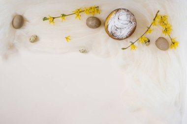 Paskalya pastası, yumurta, bej arka planda fındık ağacı dalları. Uzayı kopyala, düz yalan söyle. Paskalya Konsepti