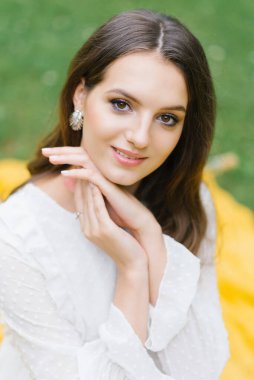 Taze kadın, temiz yüz derisi ve hafif çıplak makyaj kameraya bakıyor.