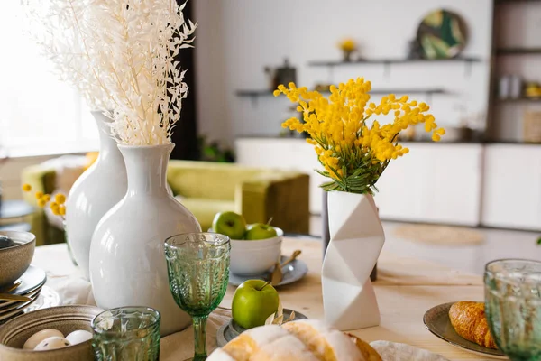 Mimosa Ressort Lumineux Dans Vase Géométrique Céramique Dans Décor Servant — Photo