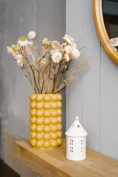 Getrocknete Blumen Einer Gelben Vase Auf Einem Holzregal Ein Strauß — Stockfoto