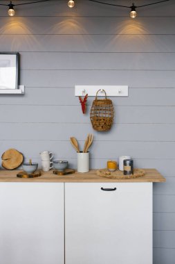 Modern minimalist beyaz daire, İskandinav mutfağı, evde mutfak tasarımı.