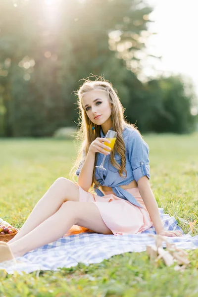 Портрет Молодой Женщины Держащей Апельсиновый Сок Стакане Открытом Парке — стоковое фото