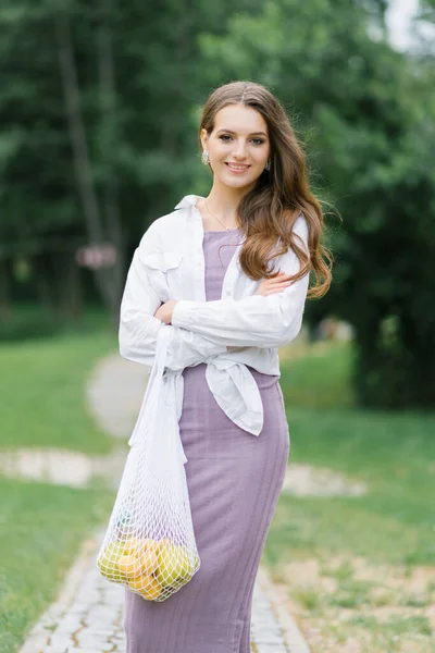 Young Woman White Shirt Lilac Dress Eco Friendly Fruit Bag — Stock Photo, Image
