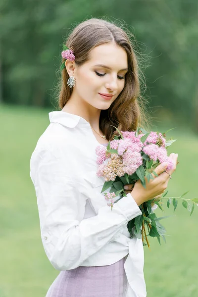 Young Girl Stand Park Background Bouquet Pink Spireya Flowers — Foto de Stock