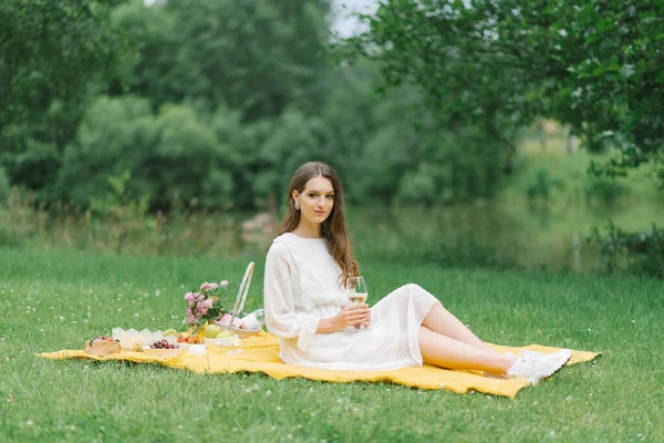 Eine Schöne Junge Frau Weißen Kleid Trinkt Bei Einem Picknick — Stockfoto