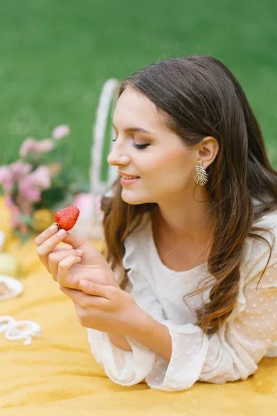 Eine Frau Die Beim Sommerpicknick Erdbeeren Isst Lächelt Charmant Porträt — Stockfoto