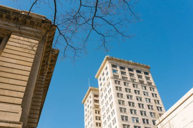 Tacoma, Washington, ABD. Nisan 2021. Güneşli bir günde şehir merkezinde binalar