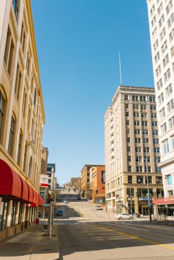 Tacoma, Washington, ABD. Nisan 2021. Güneşli bir günde şehir merkezinde binalar