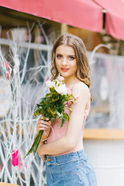 Jovem Bela Mulher Sorridente Roupas Verão Moda Uma Mulher Despreocupada — Fotografia de Stock