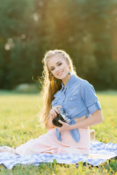 Seorang Wanita Muda Yang Cantik Memegang Kamera Retro Tangannya Piknik — Stok Foto