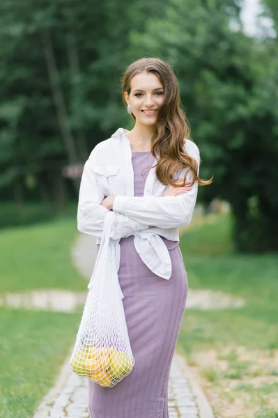 Eine Junge Frau Weißer Fliederfarbener Kleidung Mit Einer Öko Tüte — Stockfoto