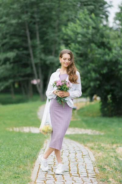 Young Woman White Lilac Clothes Eco Bag Fruit Background Nature — Stock Photo, Image