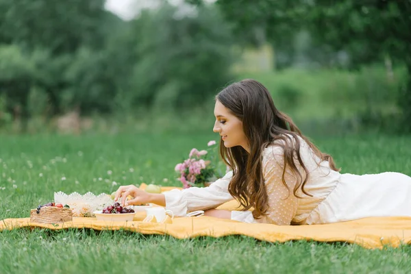 Young Beautiful Woman White Dress Sits Blanket Summer Picnic Green — Stock Photo, Image