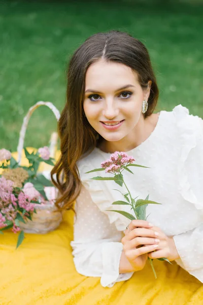 Beautiful Young Woman Natural Nude Makeup Holds Spirea Flower Her — Foto de Stock