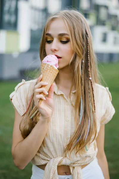 Joven Hermosa Mujer Come Helado Paseo Por Ciudad Día Soleado —  Fotos de Stock