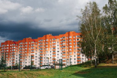 Borovlyany, Belarus. Haziran 2021. Zeleny Bor 'daki çok katlı evler, Lesnoy tarım kasabası, Borovlyany